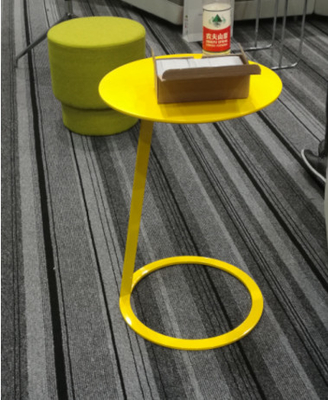 Chine Petites couleurs facultatives rondes latérales de conception simple de table basse en métal pour la maison fournisseur